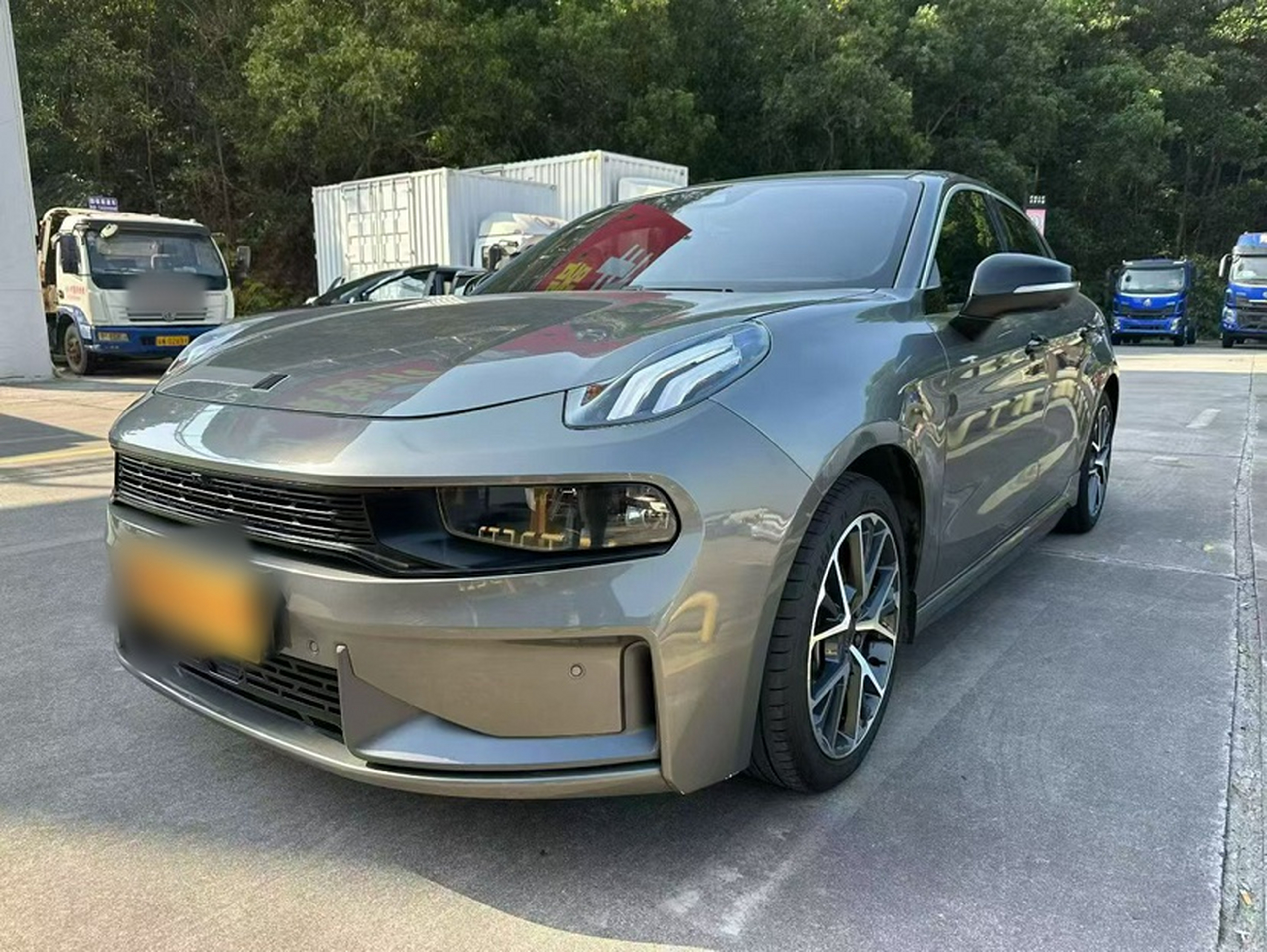 Под передней частью автомобиля