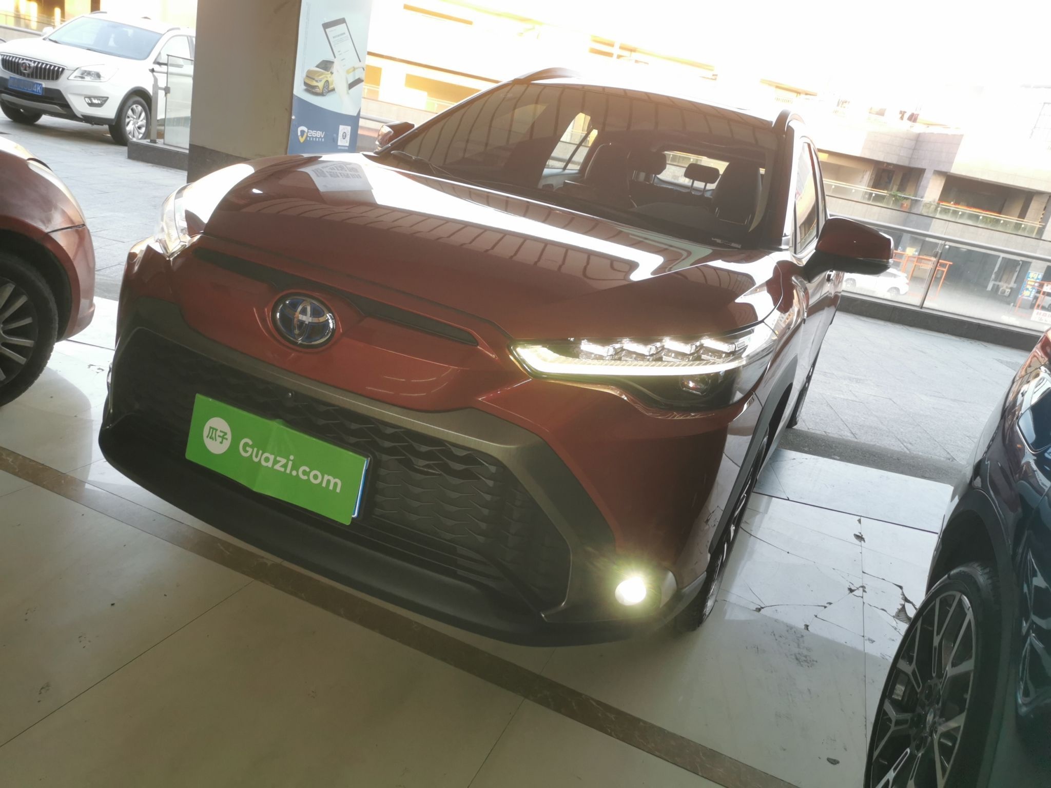 تحت مقدمة السيارة