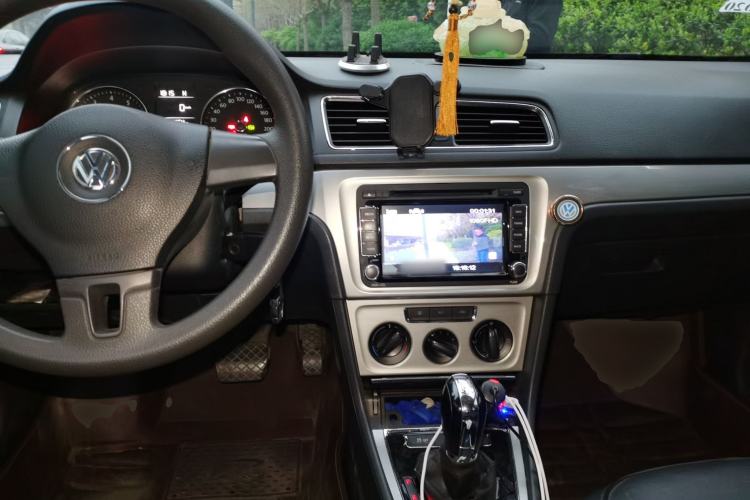 Used Volkswagen Lavida 2013 Restyled Classic 1.6L Automatic Comfort Edition Center Console