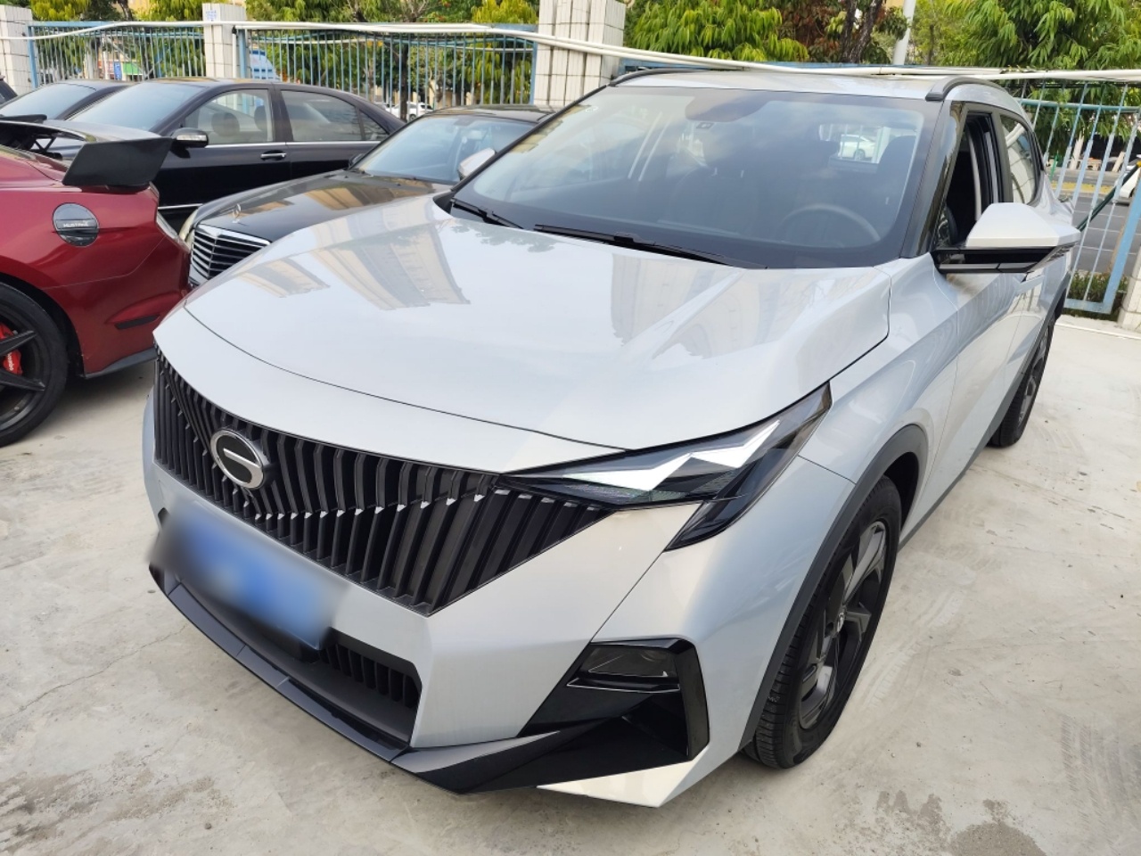 تحت مقدمة السيارة