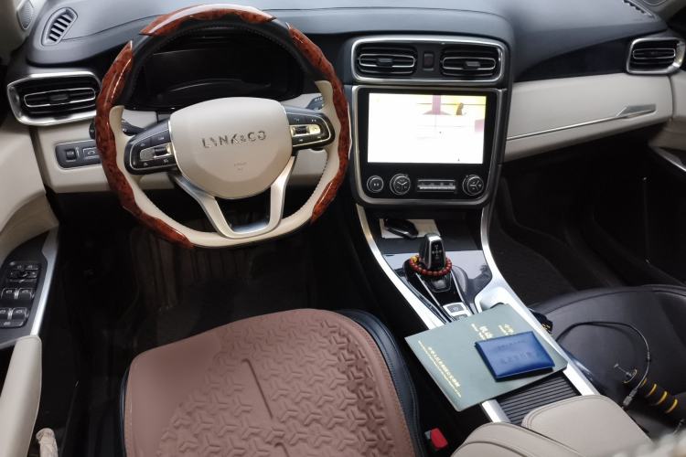 Used Lynk & Co 01 2017 2.0T Two-Wheel Drive Zhaopu Version Center Console