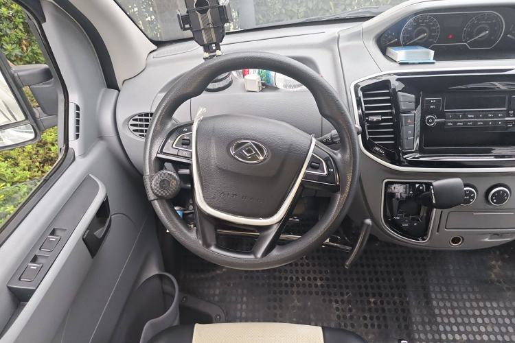Used SAIC MAXUS Xintu V80 2023 2.0T AMT Classic Aoyuntong Short Wheelbase Mid-Roof 5/6-Seater Steering Wheel