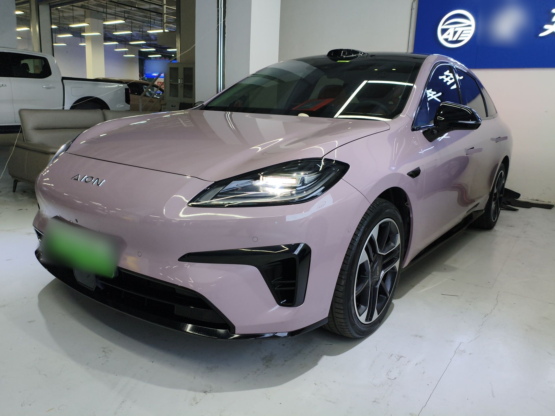 تحت مقدمة السيارة