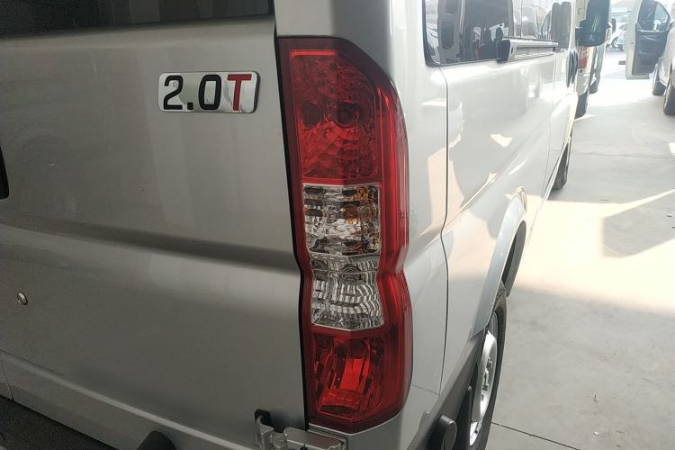 Used Dongfeng Yufeng Yufeng 2023 V9+ 2.0T Manual Front-Wheel-Drive Multi-Function Mid-Roof Van with 7/8/9 Seats
