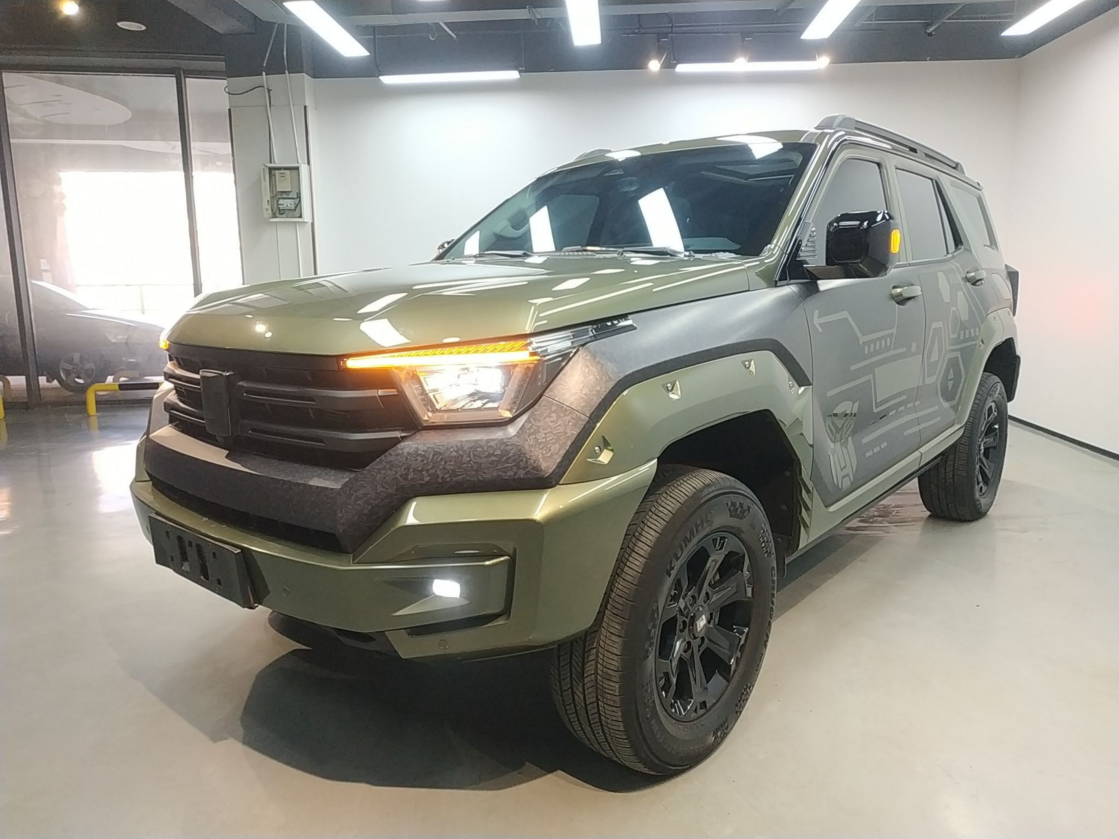 Под передней частью автомобиля
