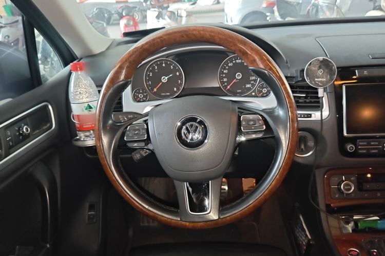 Used Volkswagen Touareg 2011 3.0 TSI Hybrid Steering Wheel