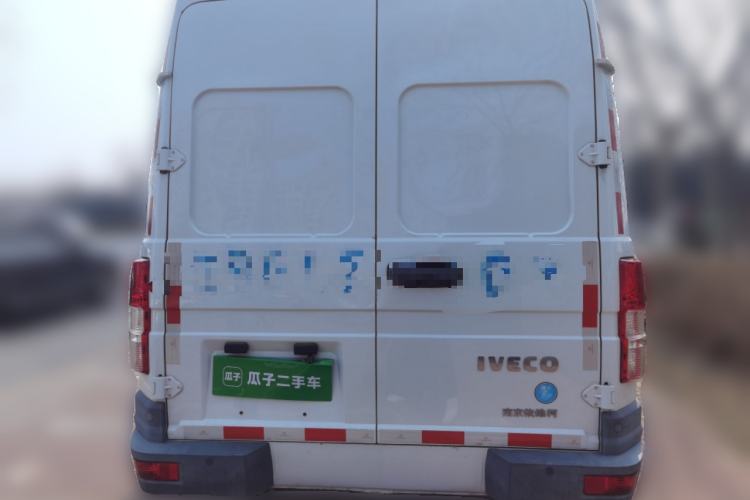 Used Iveco Daily 2021 2.8T V40 VAN厢式 Cargo Van 3-Seater Long Wheelbase Mid-Roof Design Dual Tires Manual Door Rear