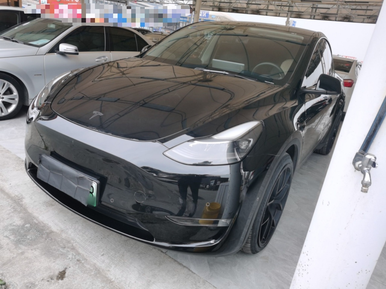 تحت مقدمة السيارة