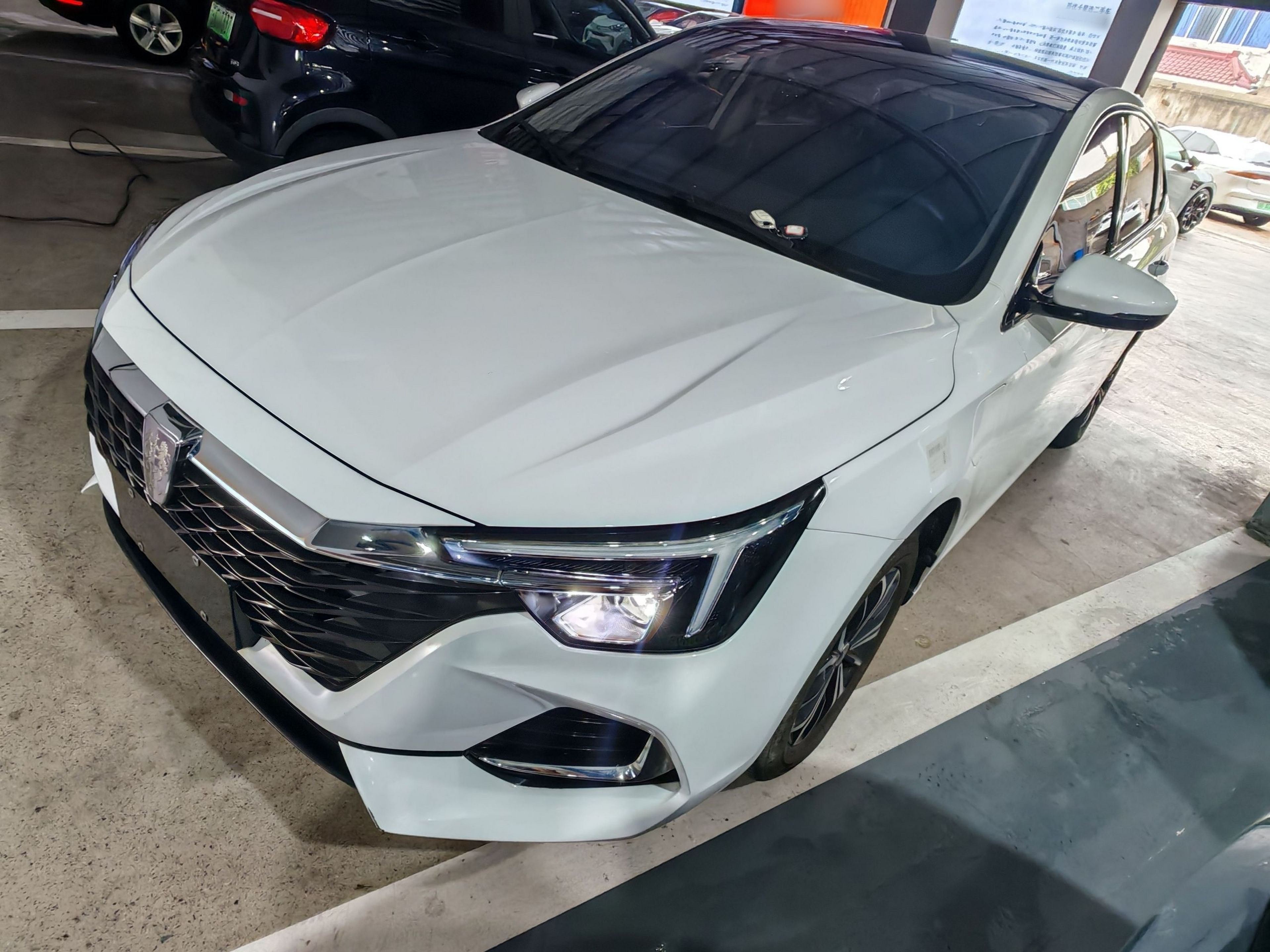 Под передней частью автомобиля