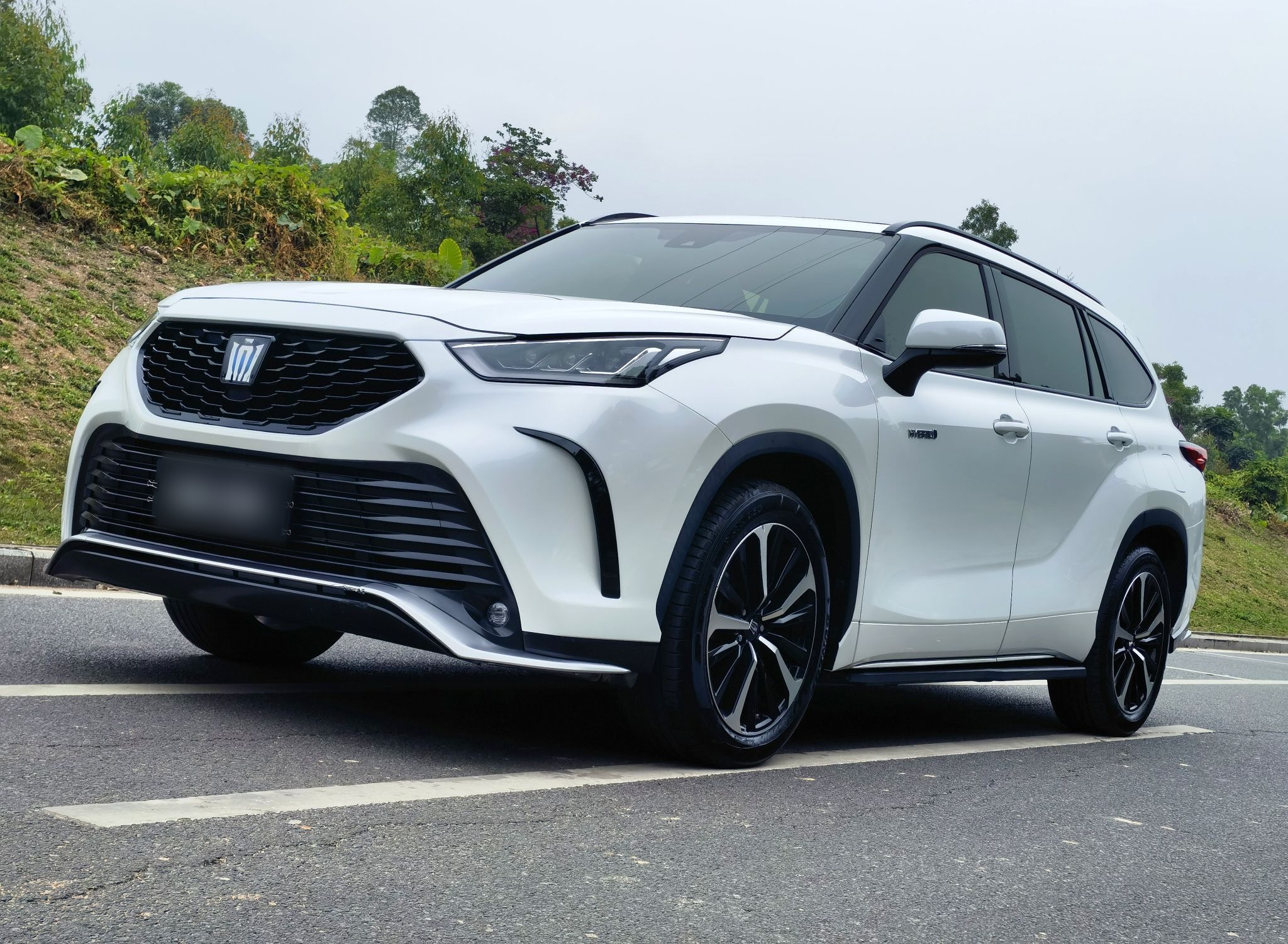 تحت مقدمة السيارة