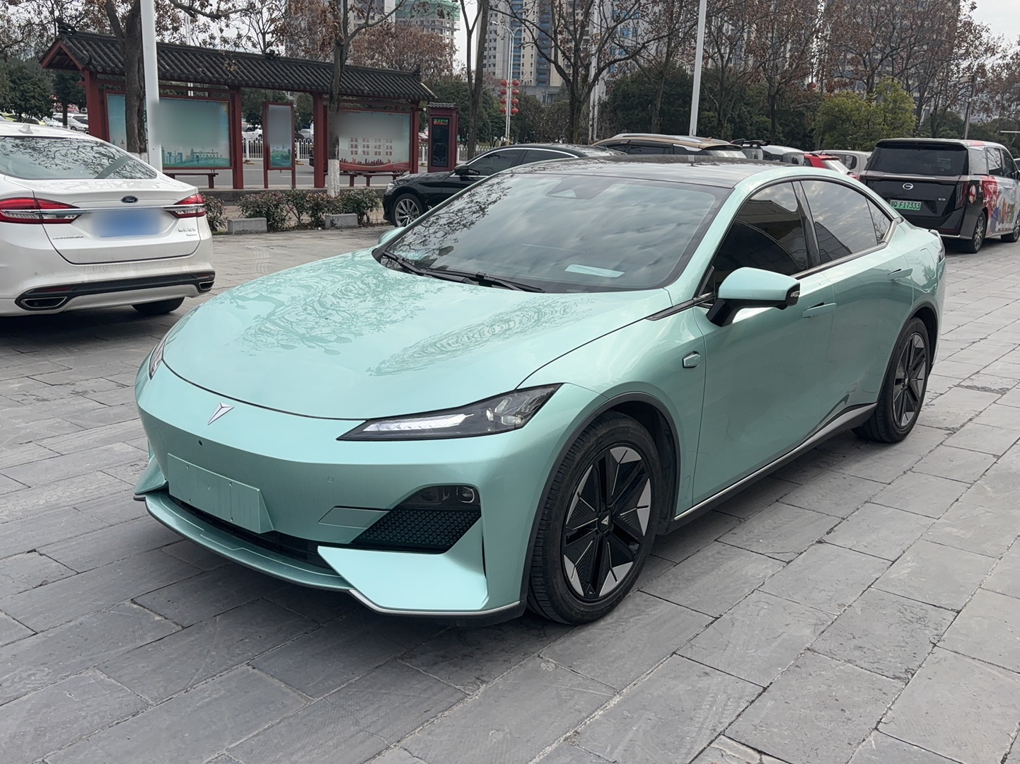 Под передней частью автомобиля