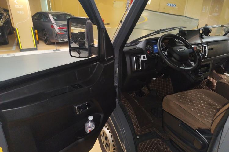 Used Iveco Daily 2023 2.5T A35M1 Multi-Purpose Passenger Vehicle Short Wheelbase Low Roof Single-Tire Side-Sliding Door Automatic Transmission
