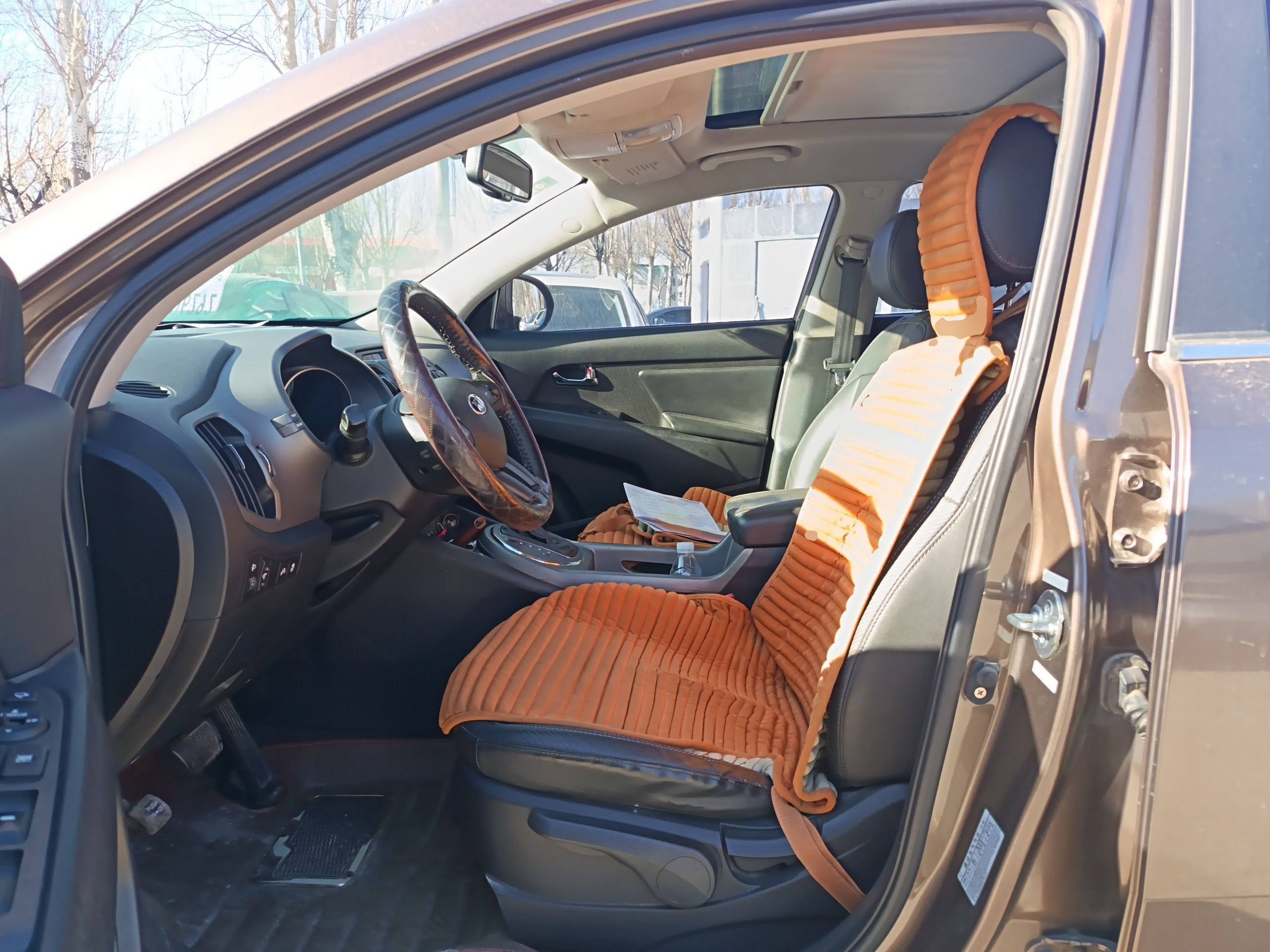 Переднее сиденье в автомобиле