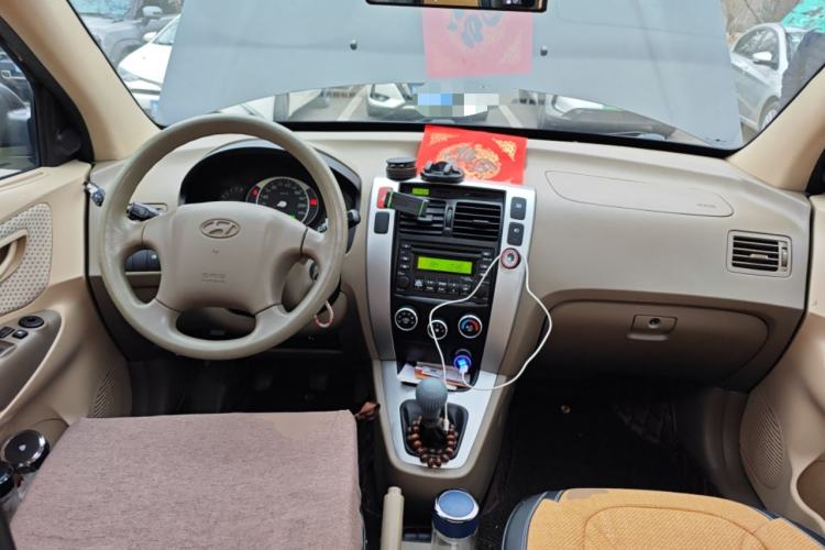 Used Hyundai Tucson 2009 2.0L Manual Two-Wheel Drive Fashion Edition Center Console