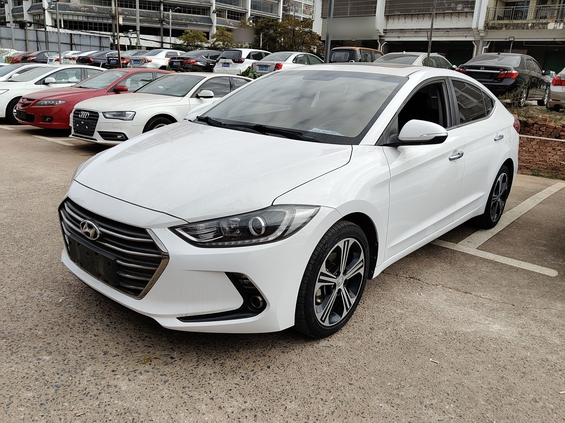 Под передней частью автомобиля