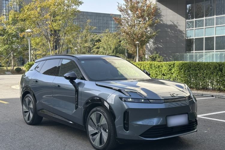 Used Lynk & Co 08 EM-P 2025 220 km All-Wheel-Drive Performance Halo Exterior 2