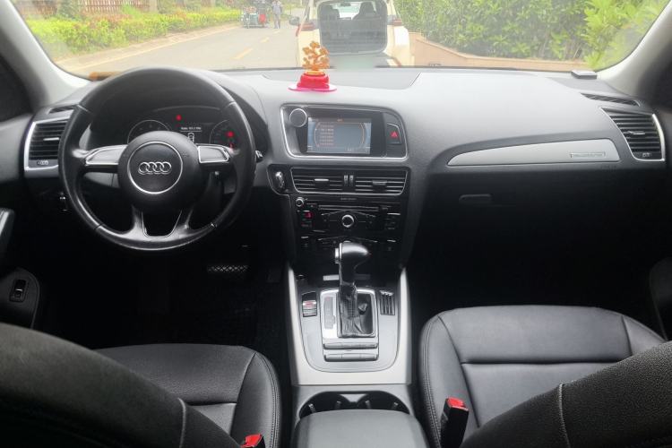 Used Audi Q5 2013 40 TFSI Ambition Center Console