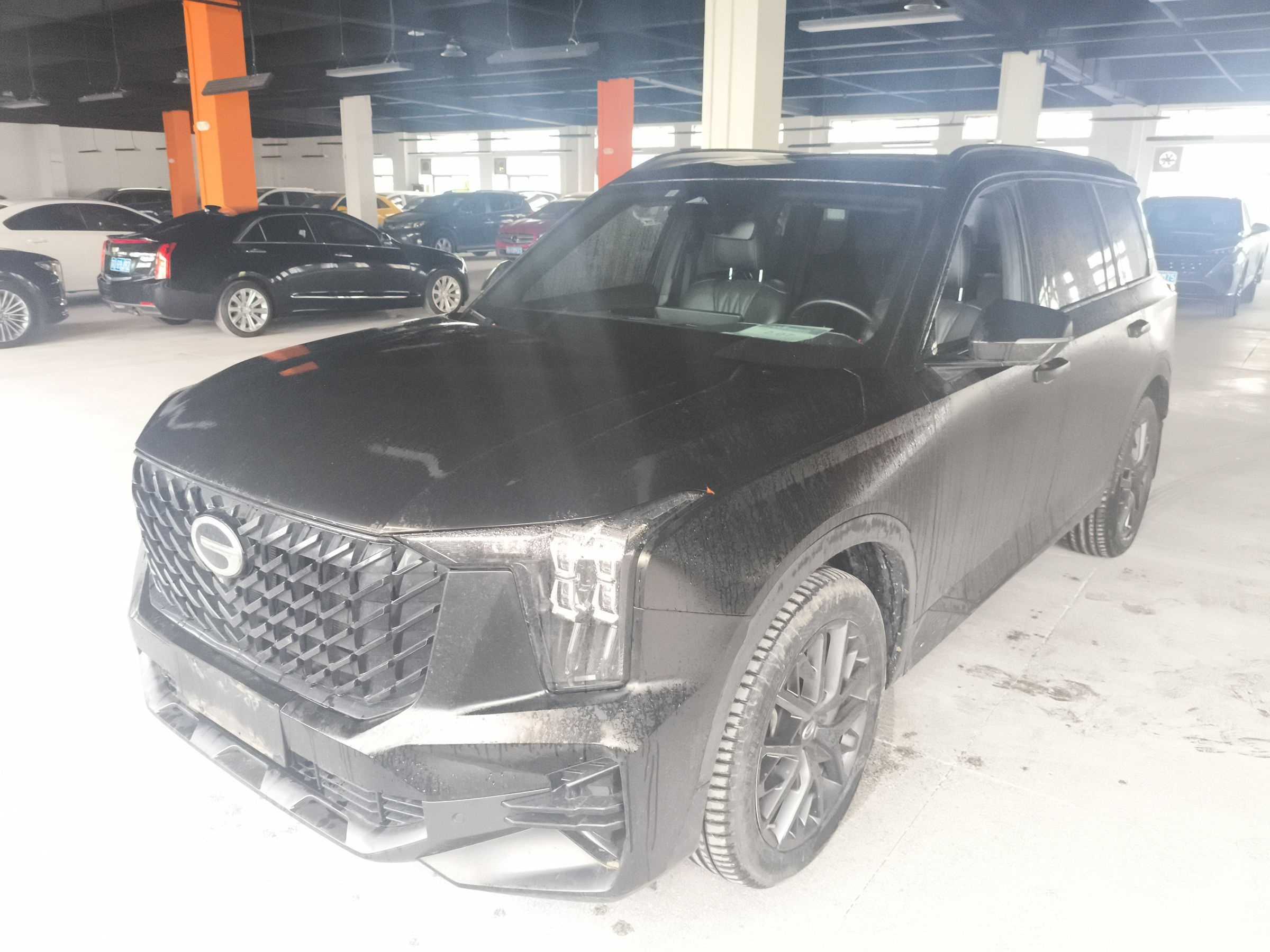 Под передней частью автомобиля