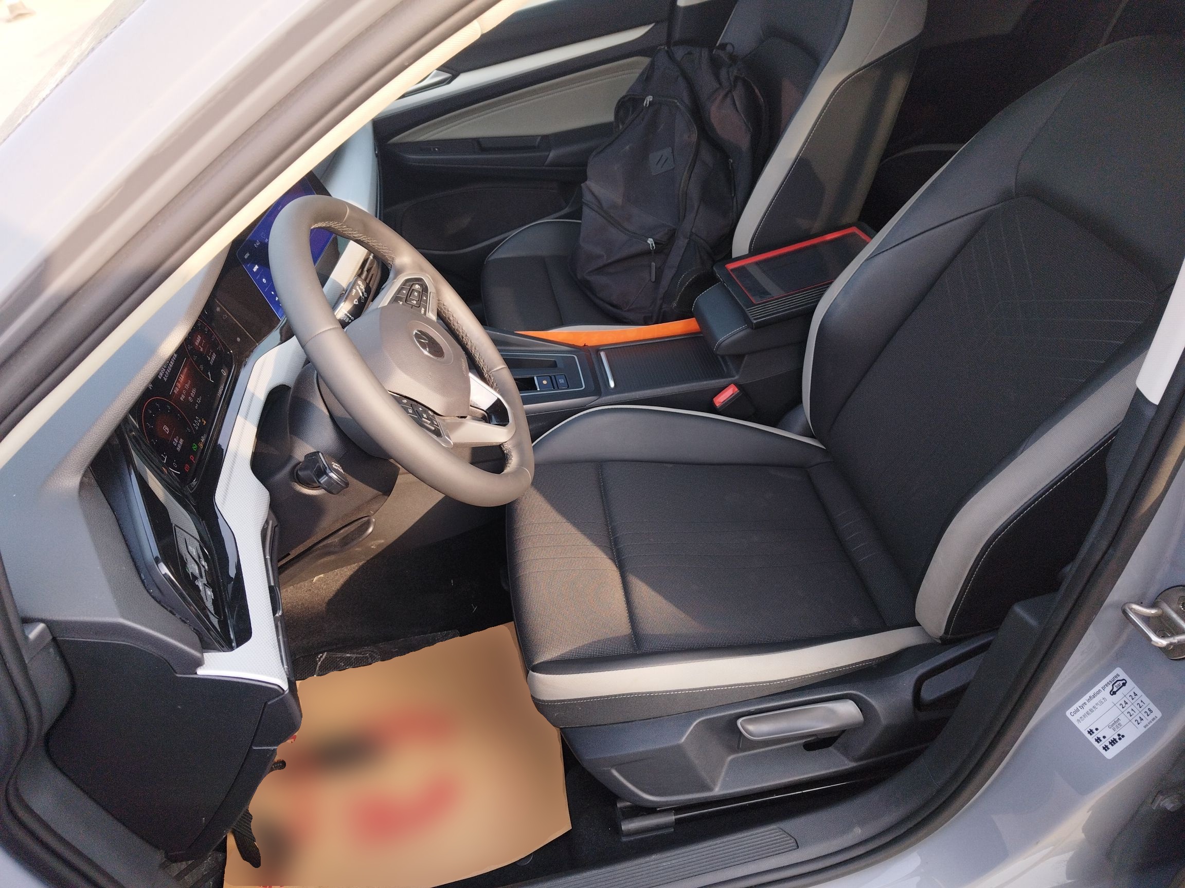 المقاعد الأمامية داخل السيارة