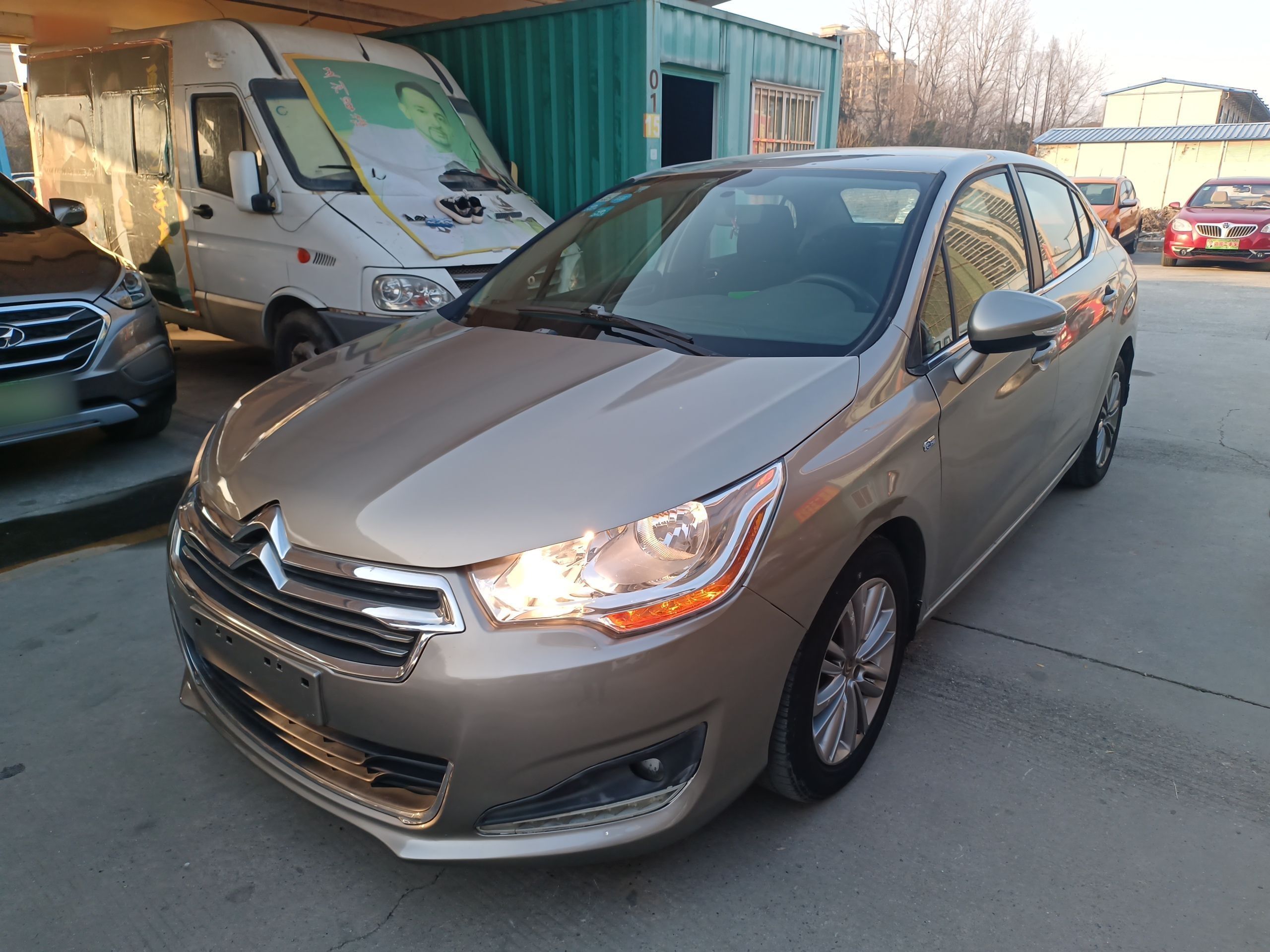 تحت مقدمة السيارة