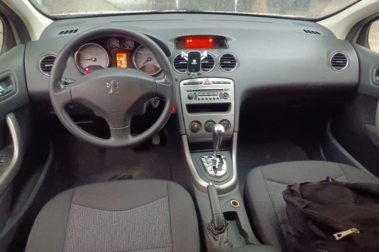 Used Peugeot 408 2011 2.0L Automatic Comfort Edition Center Console