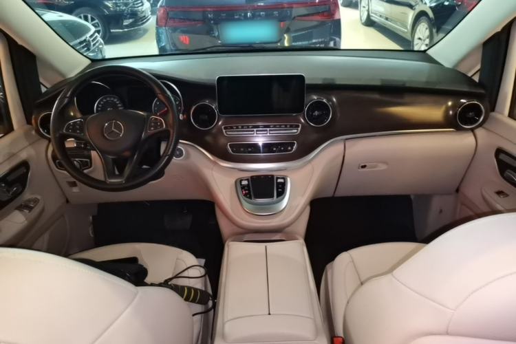 Used Mercedes-Benz V-Class 2021 V 260 Avantgarde Edition Center Console