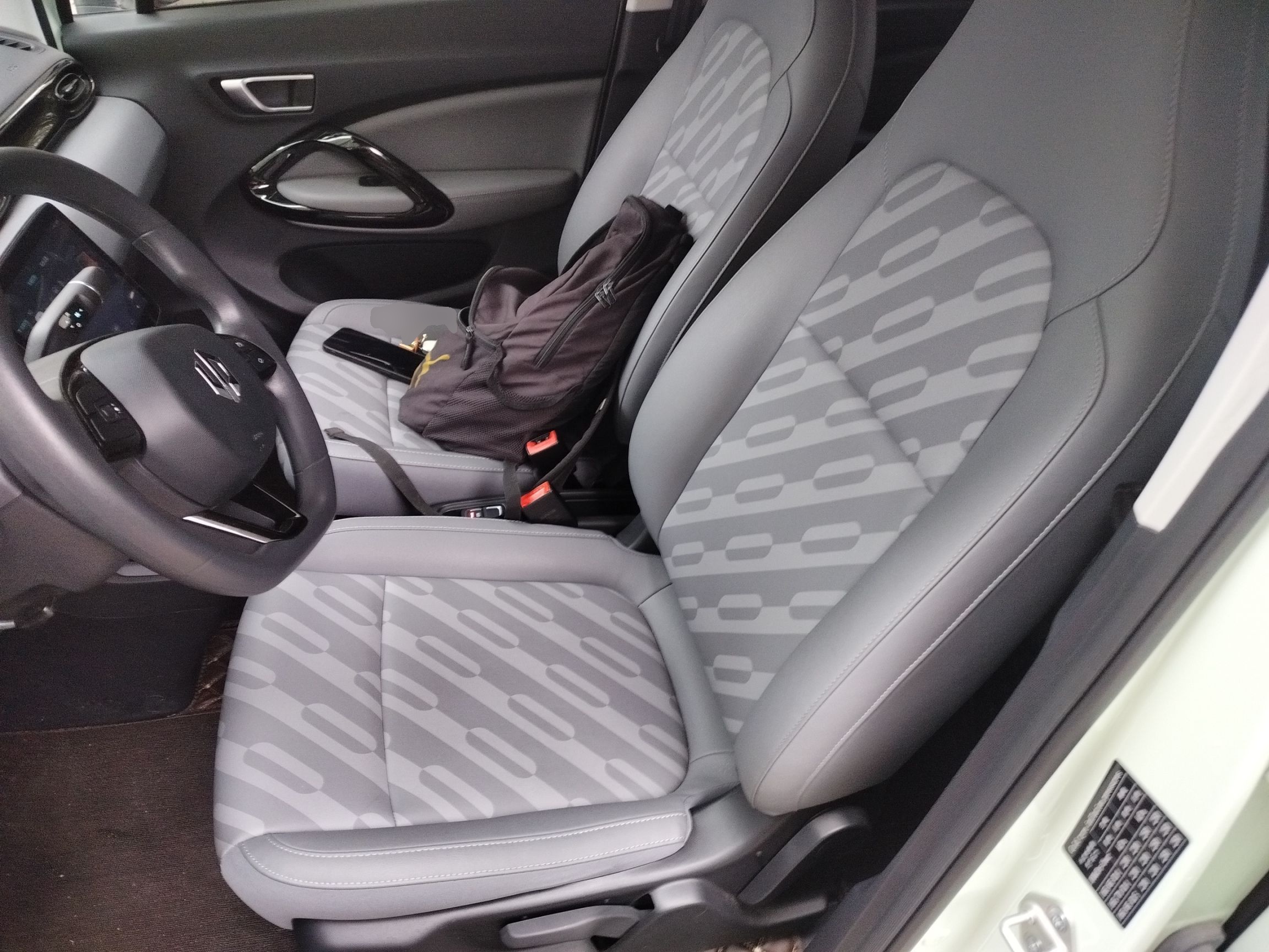 المقاعد الأمامية داخل السيارة