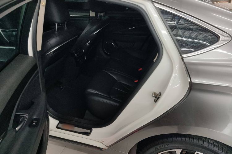 Used Geely Auto Emgrand GT 2015 1.8T Premium Model Interior 4