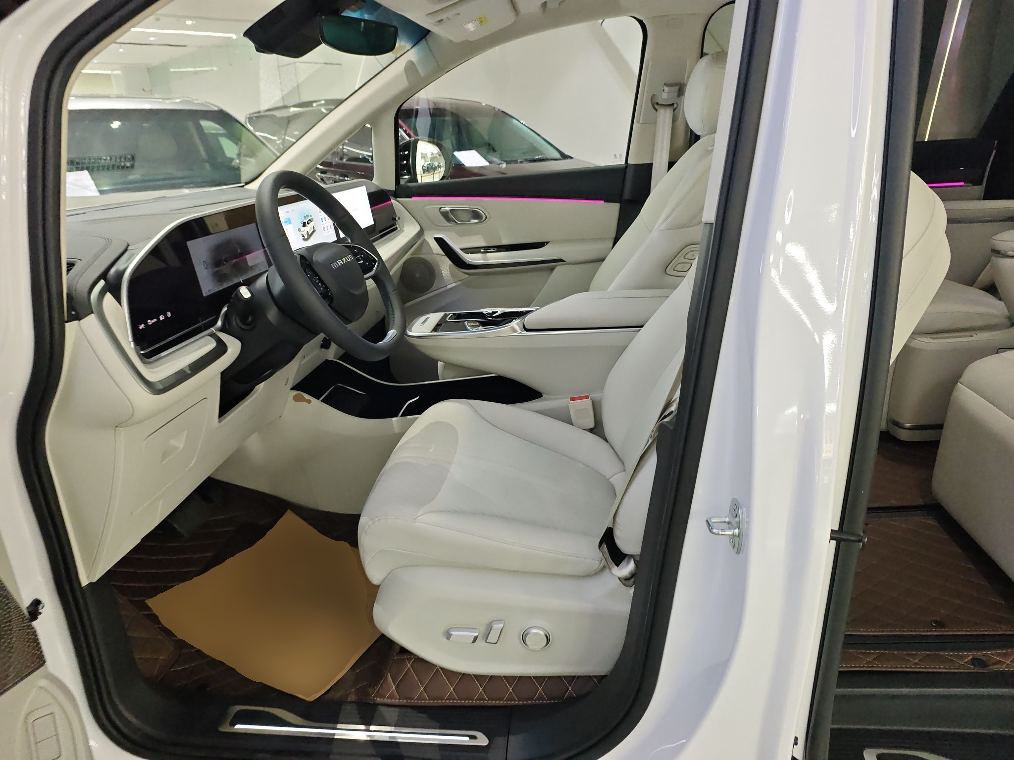 المقاعد الأمامية داخل السيارة