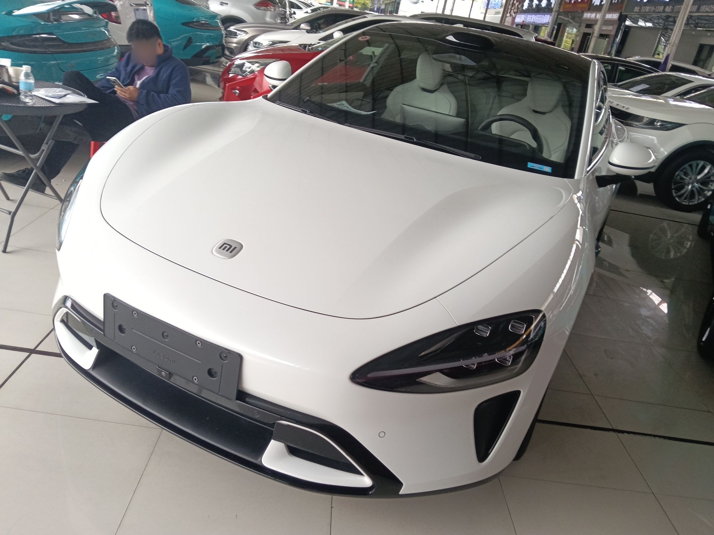 تحت مقدمة السيارة