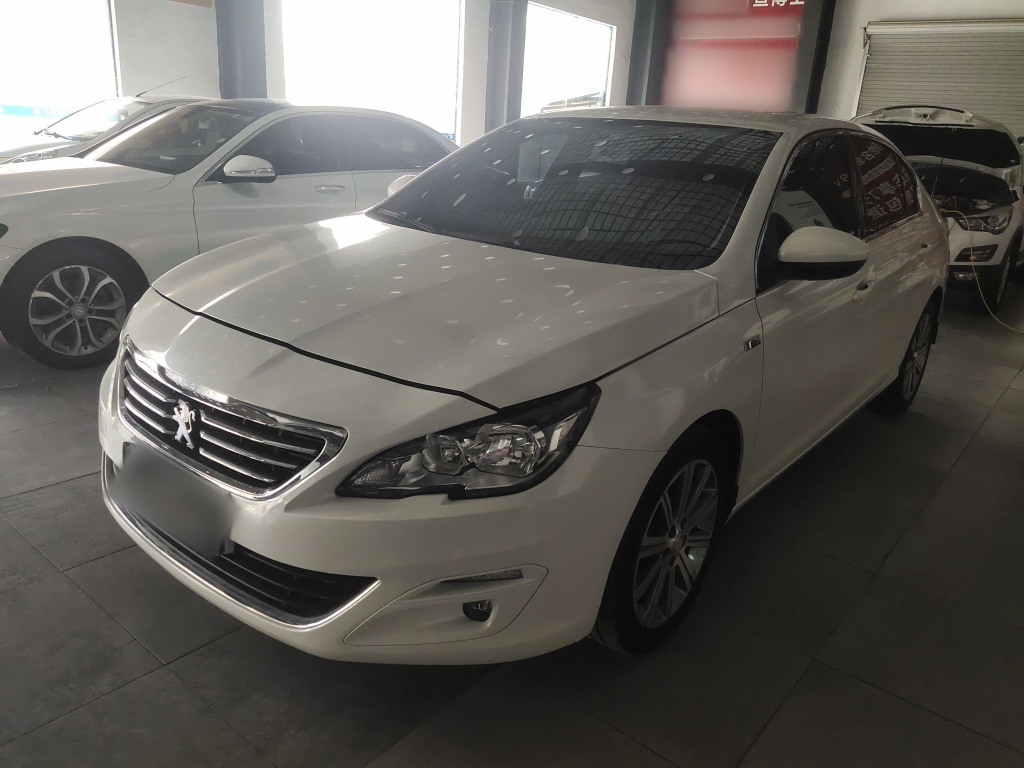 تحت مقدمة السيارة