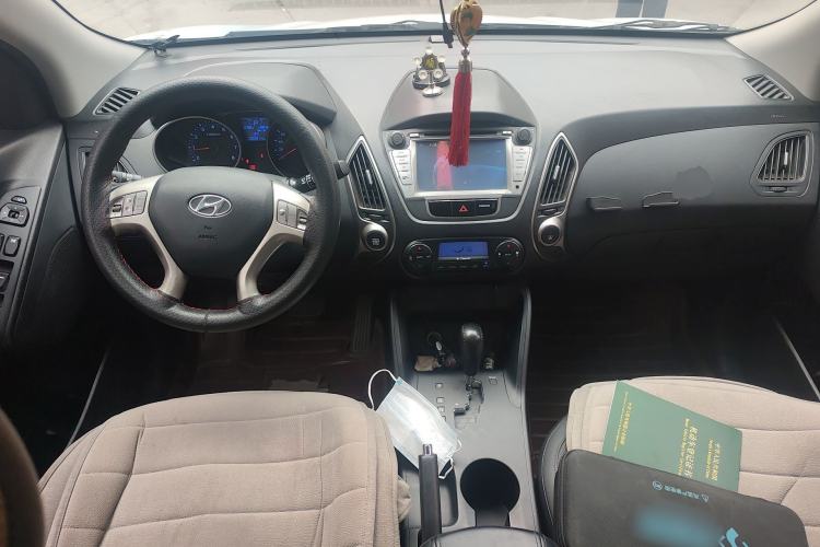 Used Hyundai ix35 2012 2.0L Automatic 4x4 Prestige Edition GLS Center Console