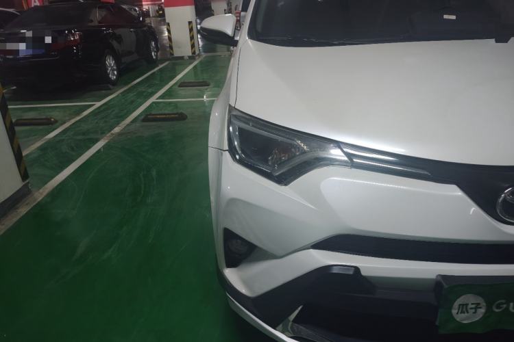 Used Toyota RAV4 2016 2.0L CVT Two-Wheel Drive Fashion Edition China V Standard
