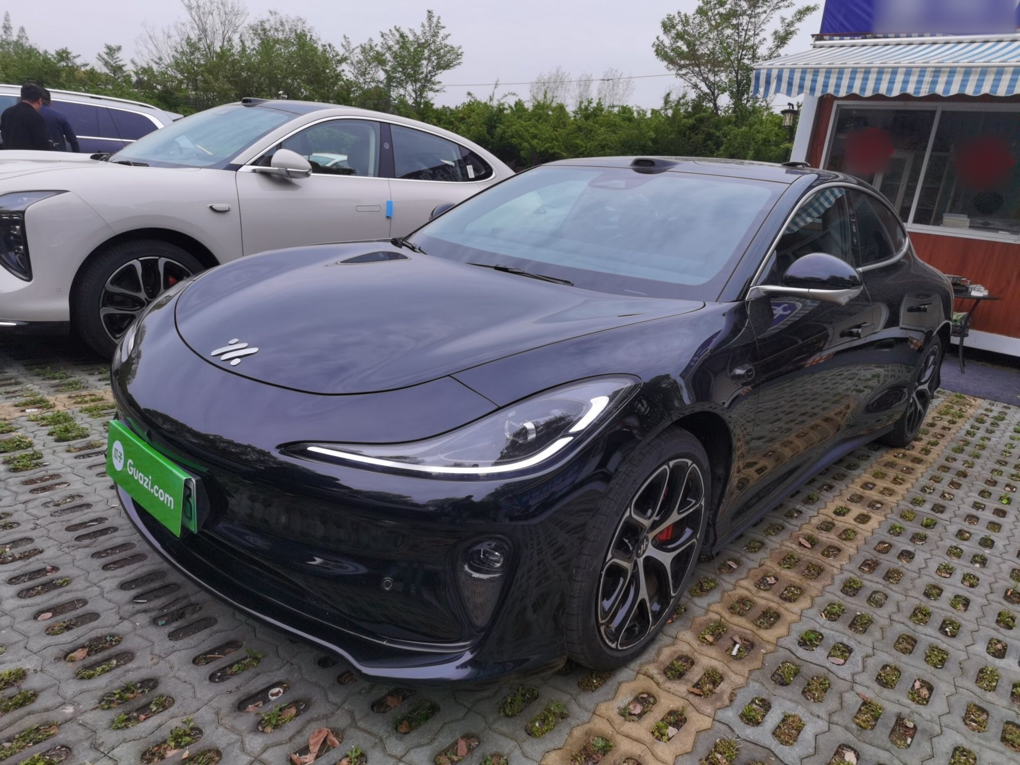 Под передней частью автомобиля