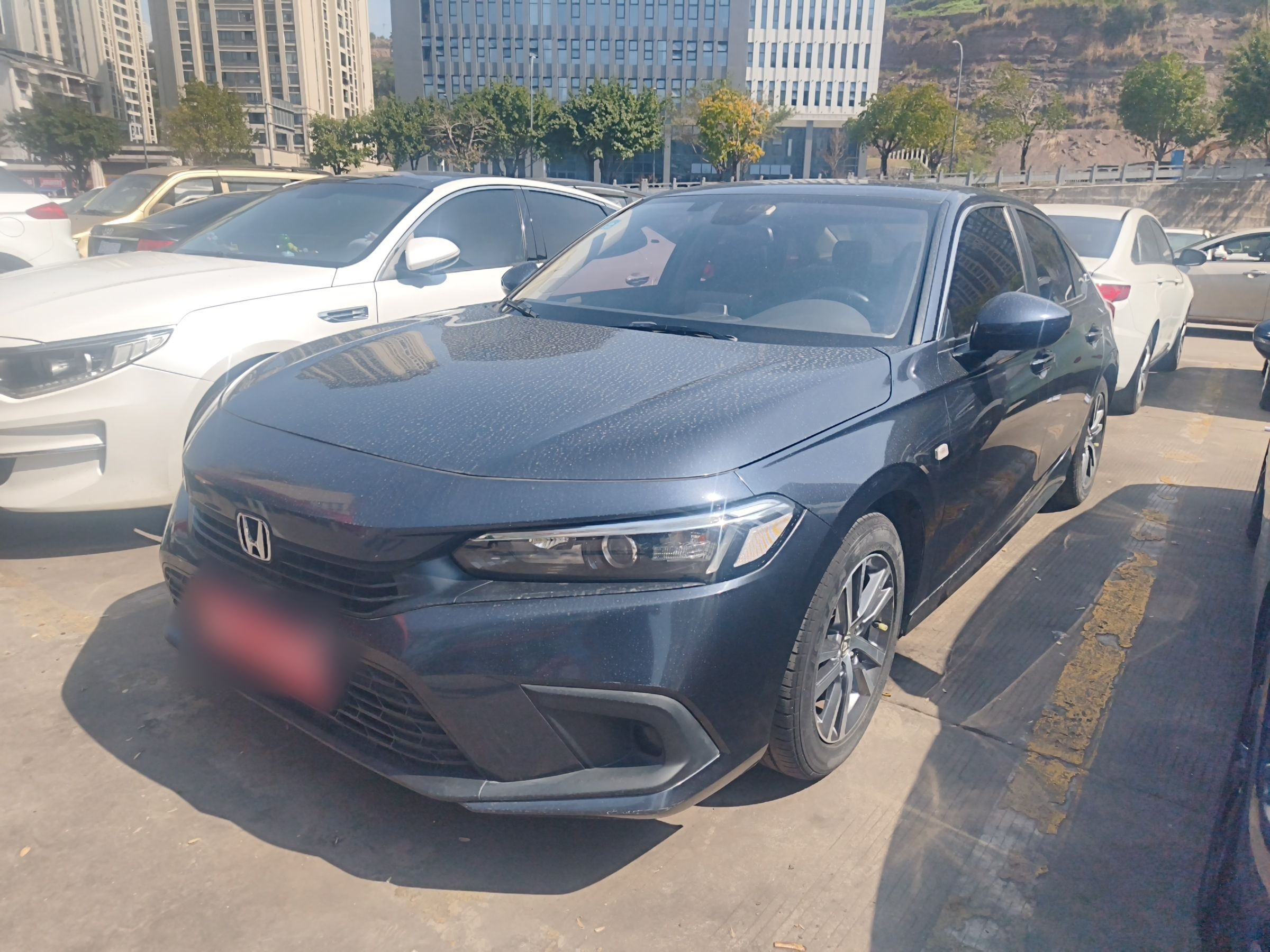 Под передней частью автомобиля