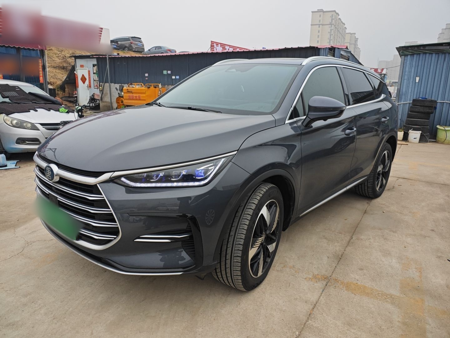 تحت مقدمة السيارة