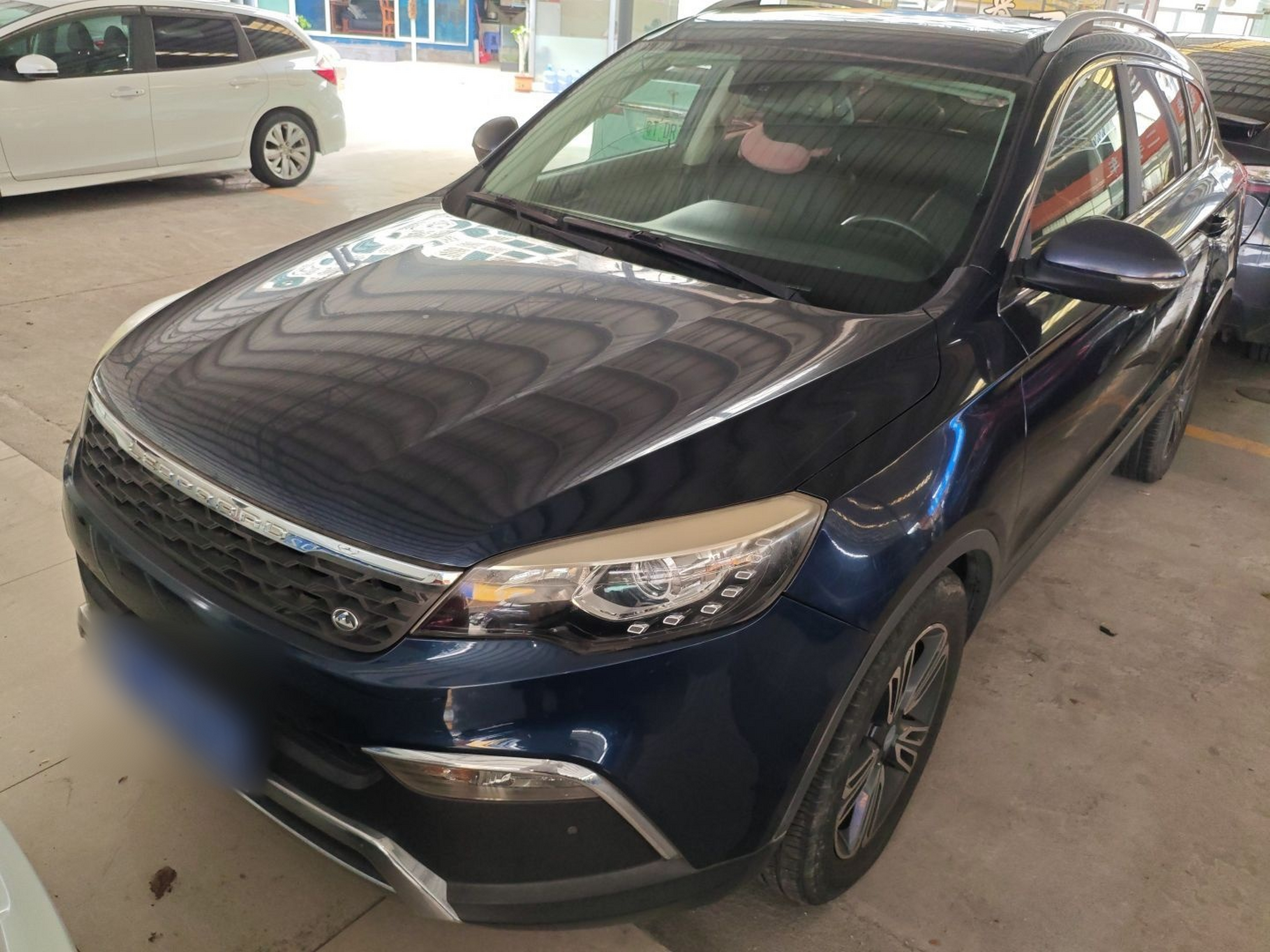 Под передней частью автомобиля