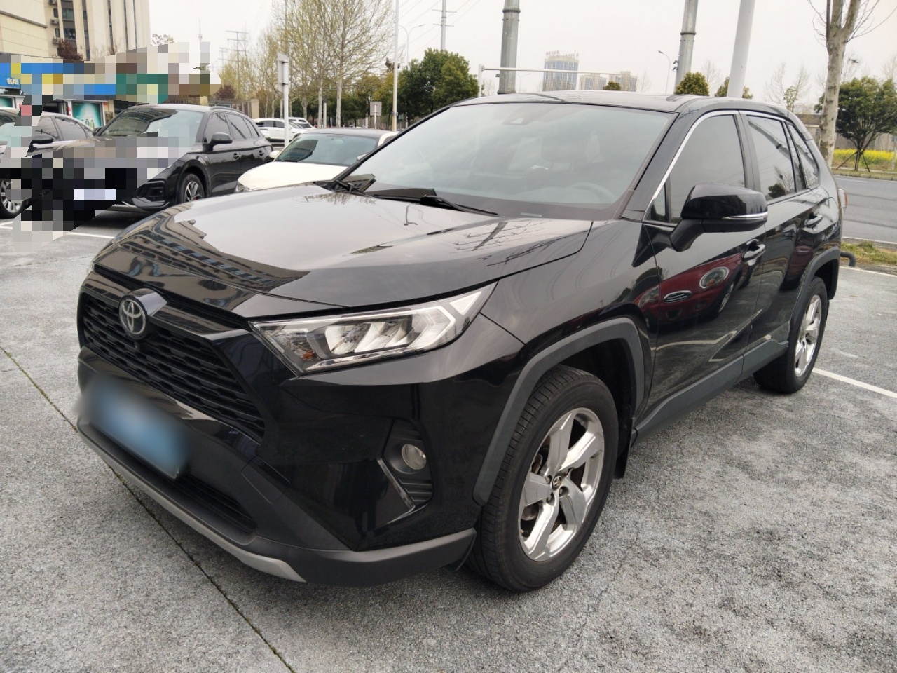 Под передней частью автомобиля