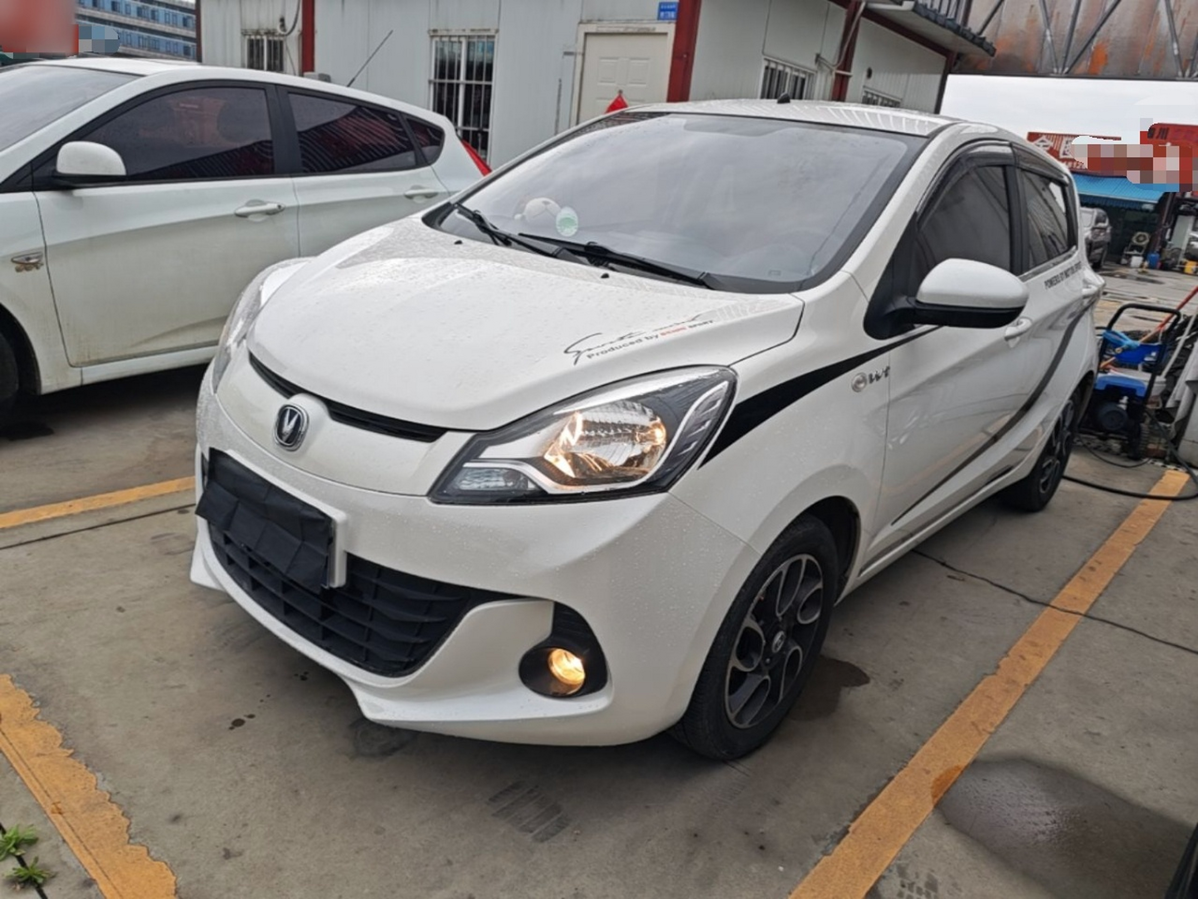 Под передней частью автомобиля