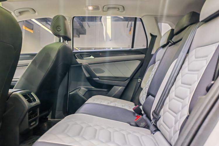 Used Volkswagen Tayron 2024 300TSI Two-Wheel-Drive Luxury Plus Advanced Version Interior 3