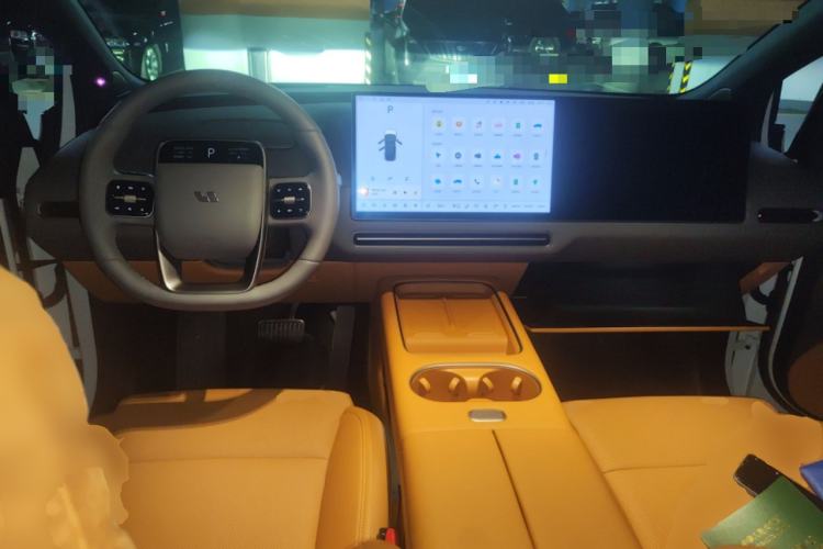 Used Li Auto i6 2025 Model Two-Wheel-Drive Standard Type Center Console