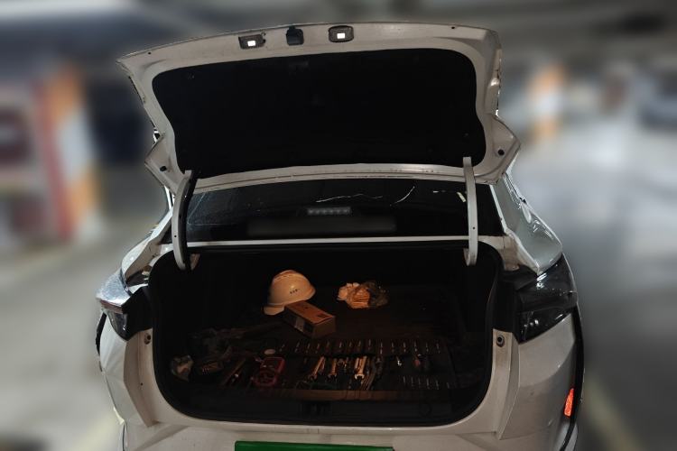 Used Dongfeng Aeolus Yixuan 2022 230T Automatic Adaptive-Beam Knight Edition Trunk