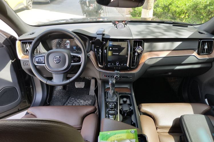 Used Volvo XC60 2021 T5 4x4 Smart Luxury Edition Center Console