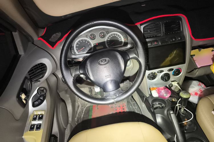 Used Huatai Santa Fe Classic 2012 2.0L Gasoline Manual Two-Wheel Drive with Sunroof
