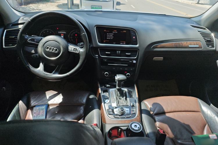 Used Audi Q5 2016 40 TFSI Comfort Model Center Console