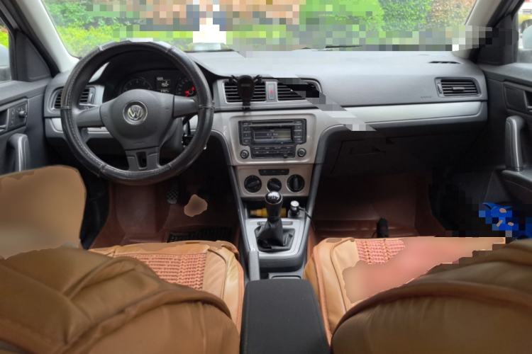 Used Volkswagen Lavida 2013 Revised Classic 1.6L Manual Fashion Edition Center Console