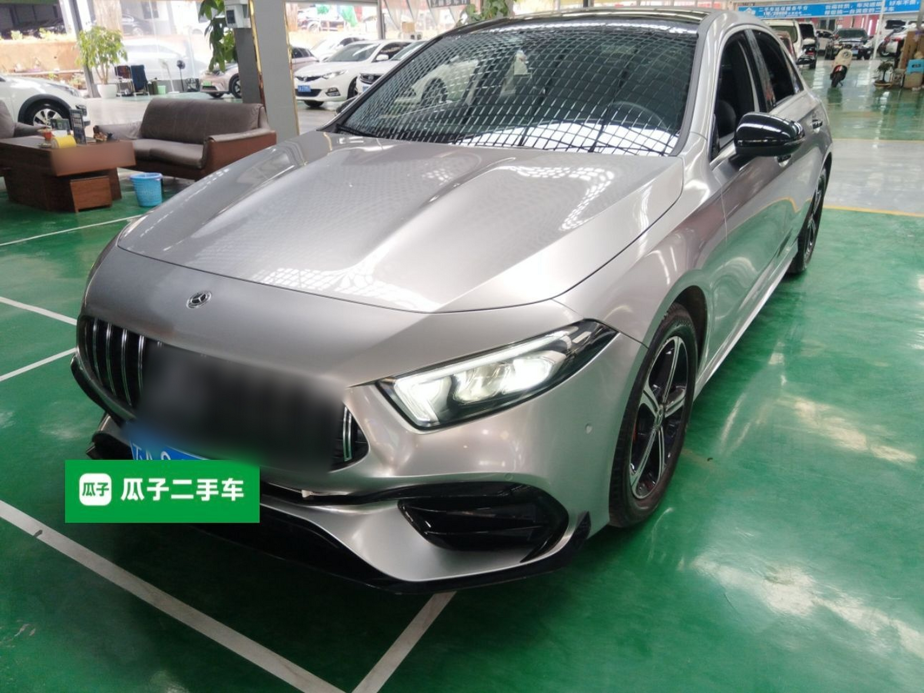 تحت مقدمة السيارة