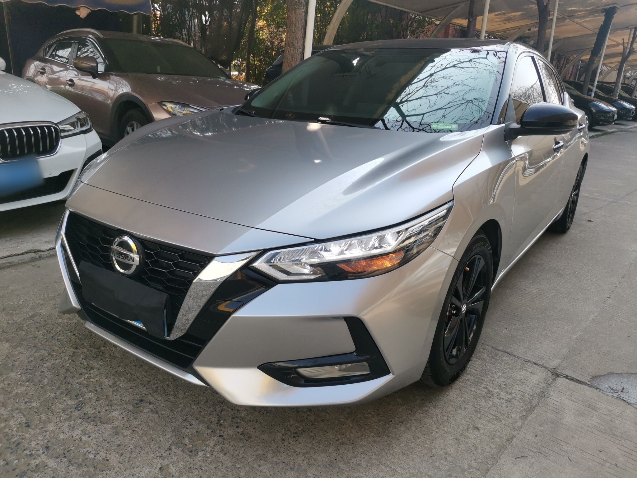 تحت مقدمة السيارة