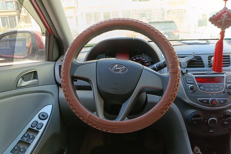Used Hyundai Verna (older generation) 2014 1.4L Automatic Leading-Edge GLX Steering Wheel