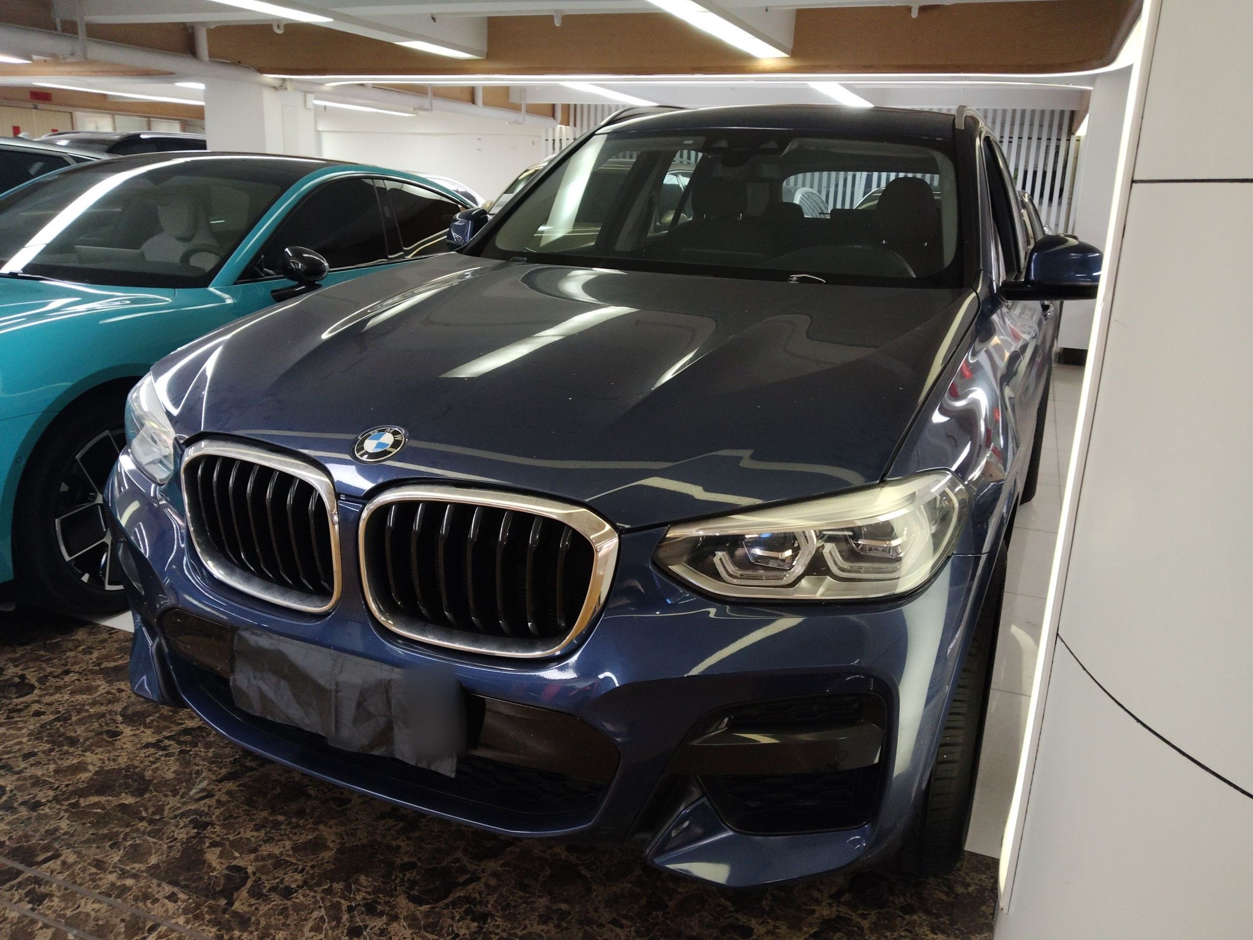 Под передней частью автомобиля